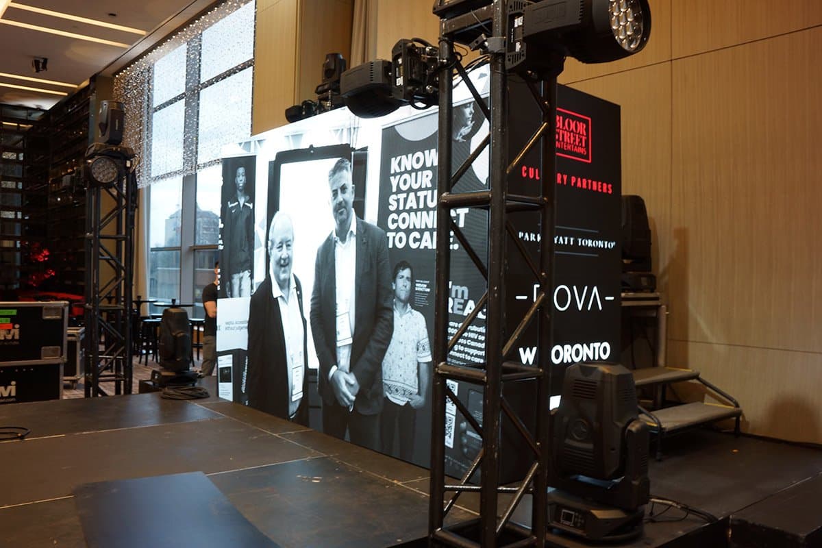 Cabine de DJ LED Pour la Fondation Canadienne de Recherche sur le Sida 2