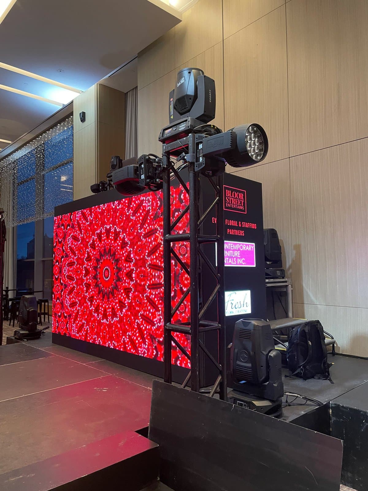 Cabine de DJ LED Pour la Fondation Canadienne de Recherche sur le Sida