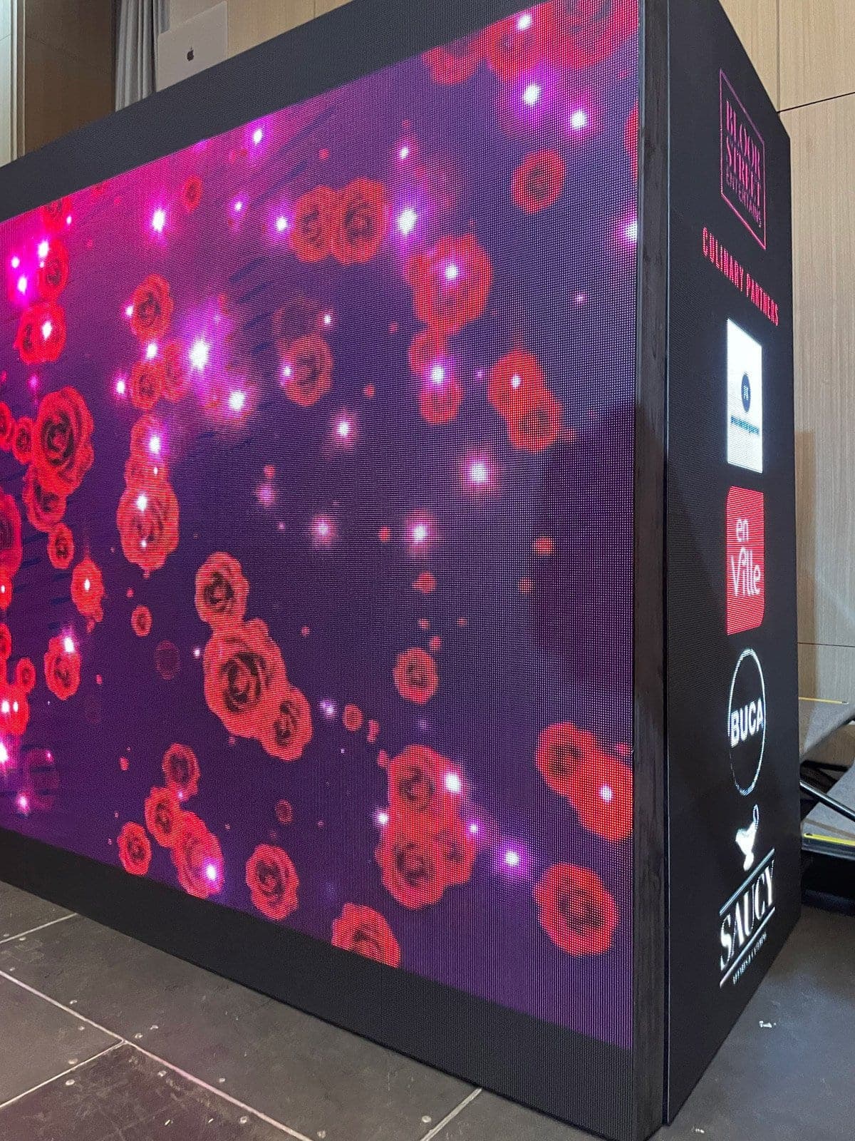 Cabine de DJ LED Pour la Fondation Canadienne de Recherche sur le Sida 4